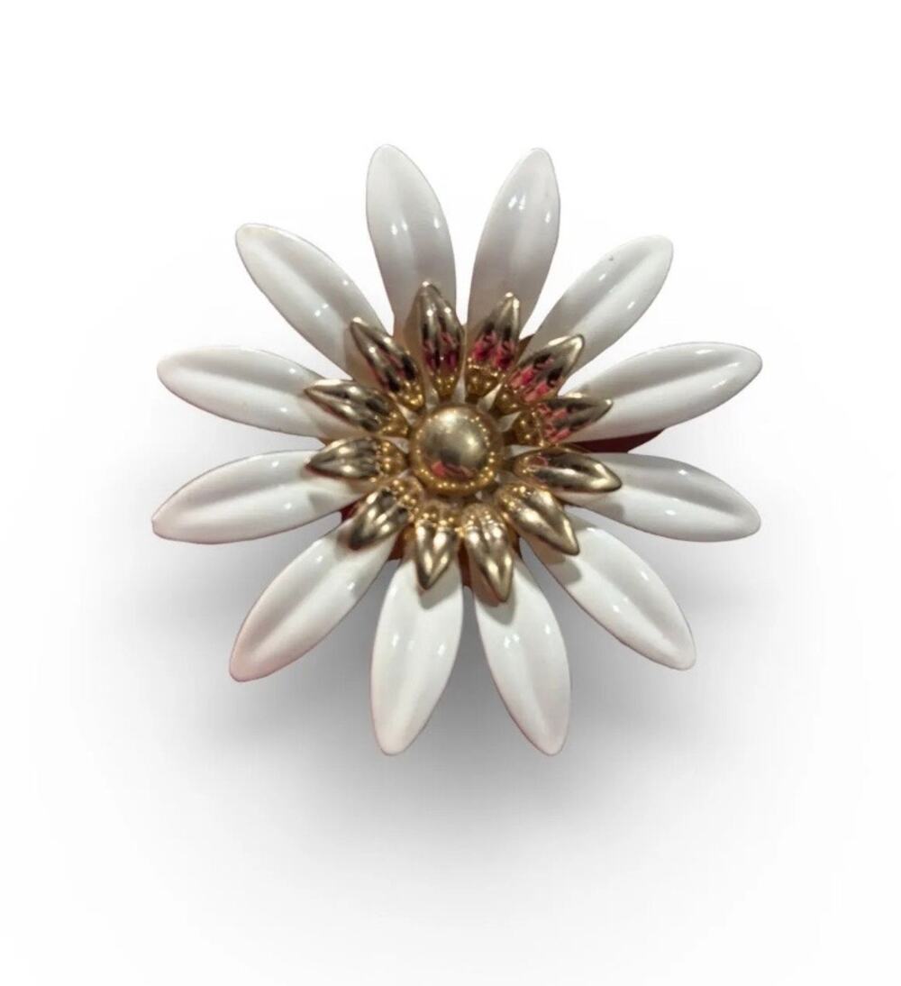 Vintage Sarah Coventry Daisy Flower Brooch Gold Tone Signed Mid Century
